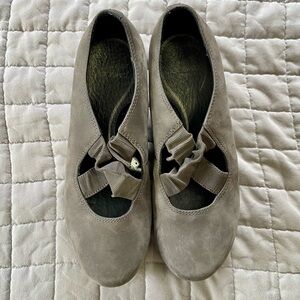 Dansko Clogs Womens US 7.5/8 EUR 38 Suede Leather Gray Mary Jane Cross Strap EUC
